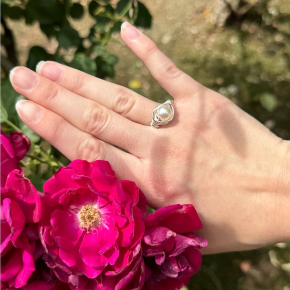 Elegant Silver Pearl Ring - Picture 1 of 3
